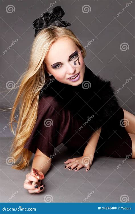 Aantrekkelijk Meisje Met Een Ongebruikelijke Samenstelling Stock Foto Image Of Kleding Haar