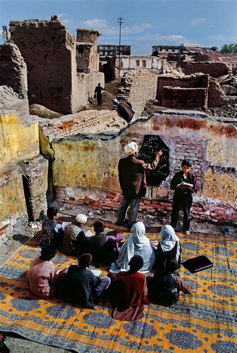 Talibã (também transliterado taleban, taliban ou talebã, do pachto: Uma escola improvisada entre ruínas em Cabul, Afeganistão ...