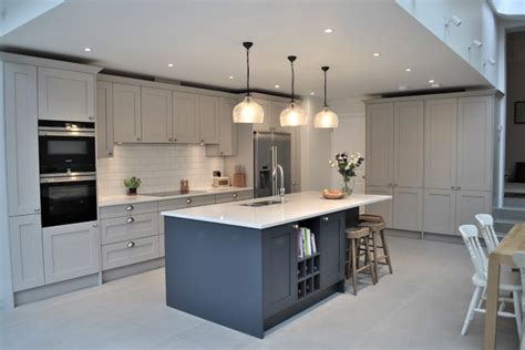 Our shaker kitchens combine traditional kitchen design with modern practicality. Modern Shaker kitchen in grey with dark island - Modern ...