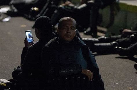 Viral Petugas Keamanan Aksi Demo Depan Bawaslu Sempatkan Video Call
