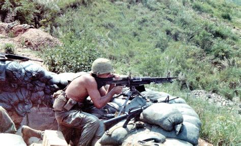Us Marine With A M60 In Dai Loc Pass 2nd Battalion 7th