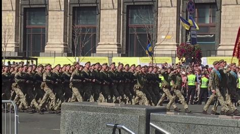 В киеве 18 августа проходит репетиция парада военной техники в честь дня независимости украины. Украинские девушки с автоматами. Парад 2018г Киев - YouTube