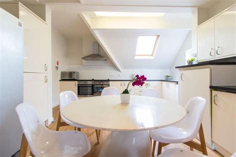 This apartment is well presented and features fully furnished and spacious interior, spacious kitchen and lounge area, it has been especially developed with attention to the specific needs of individual. Flat 4, 17 Ladybarn Road 7 Bedroom Student Flat ...
