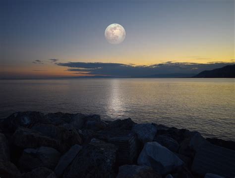 Incredibile Chiaro Di Luna Riflesso Sul Mare In Liguria Foto Premium