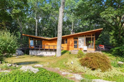 The butterfly roof is a result of deliberation to satisfy two design conditions: Photo 3 of 15 in 15 Butterfly Roofs That Set the Heart Aflutter from… in 2020 | Butterfly roof ...