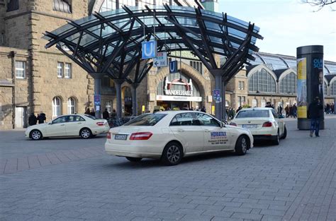 Im hamburger impfzentrum gibt es zu terminverschiebungen eine klare regelung. Hamburg zahlt auch Taxifahrten zum Impfzentrum ...