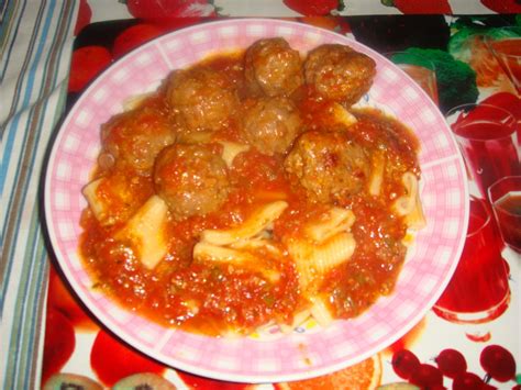 Las albóndigas de carne se preparan en muchas cocinas del mundo con diversas variaciones, pero siempre manteniendo la esencia y el buen sabor. RECETAS Y ALGO MAS: ALBONDIGAS DE CARNE PICADA AL HORNO