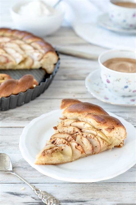 Er ist super schnell belegt und wird am besten lauwarm serviert! Apfelkuchen mit Hefeteig vom Blech - veganes Rezept ...