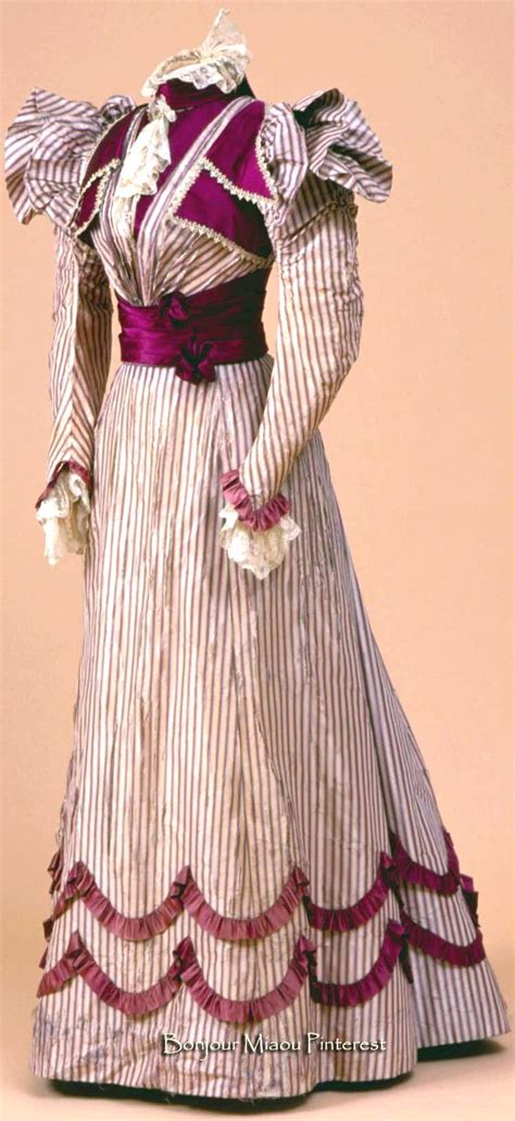 Pin By Elanie Cardenas On Dramatic Dress Historical Dresses
