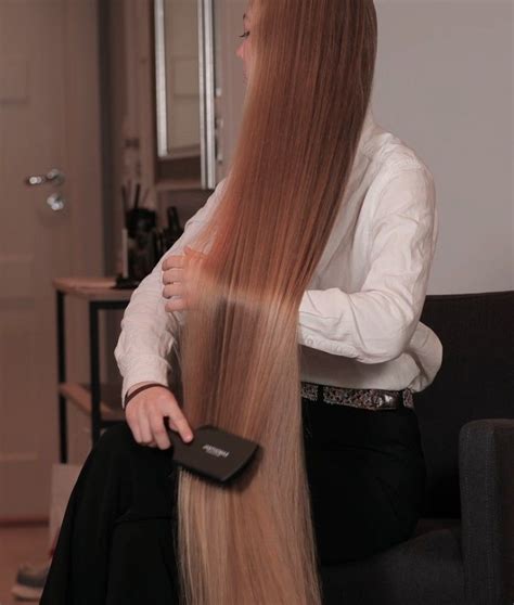 Video Sara S Very Long Hair Brushing Realrapunzels Long Hair Styles Long Hair Play