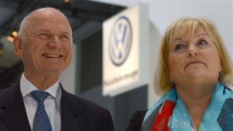 VW Machtkampf Ferdinand Piëch und Gattin Ursula treten von Ämtern