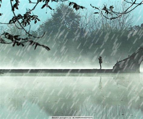 女孩 伞 雨 公园 秋 蓝色 下雨天. 下雨动态图图片_展板模板_广告设计-图行天下素材网