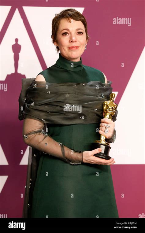 Olivia Colman Best Actress Winner For The Favourite Poses In The