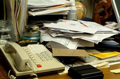 Tips And Co 310 Messy And Cluttered Desks Le Blogue De Solutionsandco