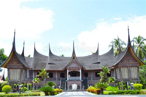 Maison Traditionnelle De Rumah Gadang Adat Suku Minangkabau Image