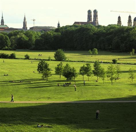 Die bezeichnung englischer garten wurde von den englischen landschaftsgärten übernommen, die friedrich ludwig von sckell bei der gestaltung des geländes zum vorbild genommen hatte. Impressionen : So schön ist der Englische Garten - Bilder ...