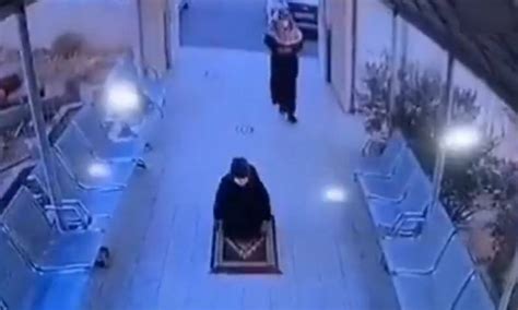 سعودی عرب تعلیمی ادارے کھلنے پر طالبعلم کا اسکول کے دروازے پر سجدہ شکر ویڈیو وائرل
