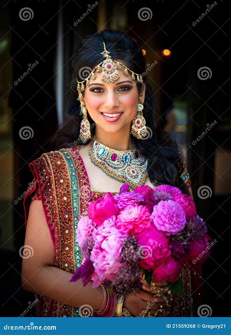 Lächelnde Indische Braut Mit Blumenstrauß Stockfoto Bild Von Asien Hand 21559268