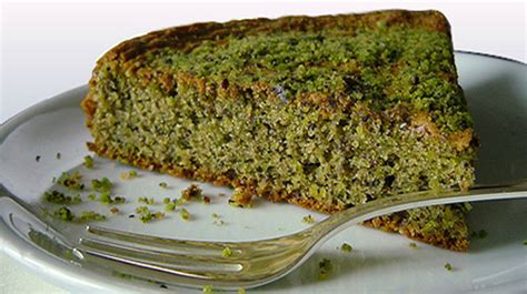 Setacciate in una ciotola farina e cacao, aggiungete farina di pistacchio,burro tagliato a cubetti,zucchero,bicarbonato ed in fine l'uovo visti su fb ed eccomi qui, bellissimi ma soprattutto golosissimi per me che sono pazzamente innamorata della crema di pistacchio! Torta di pistacchio, mandorle e pere | Italiaviaggi.biz