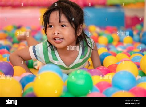 Feliz Chica Asiática 4 Años Jugando Pequeñas Bolas De Colores En La