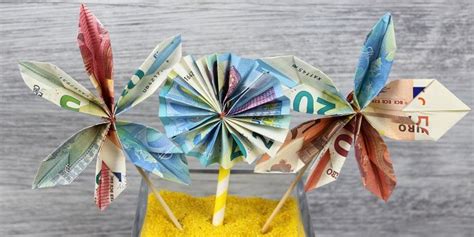 Mit dieser anleitung per foto und video kann man sehr schnell und leicht ein herz aus einem geldschein basteln. Thedarlingbakers: Flache Blume Aus Geld Falten