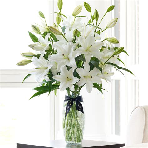 White Oriental Lilies For Something Different Kukka Asetelmat