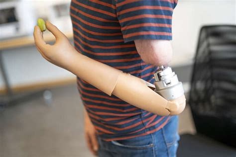 Contrôlé par la pensée un bras bionique offre une sensation de toucher
