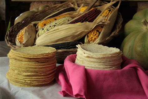 Aprende a preparar la tradicional tortilla de maíz en Xcaret