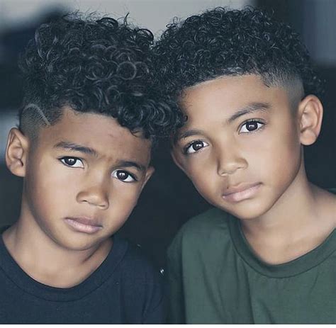With so many black boy haircuts ideas 2021 around, it can quickly become overwhelming to choose the real best, here we have listed the best black boys haircuts depend on your kid's style and hair type. CORTES DE CABELO MASCULINO INFANTIL 2021 → Fotos e Melhores