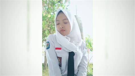 Foto cewek2 cantik lucu berhijab kartun gambar viral hd. Foto Cewek2 Cantik Lucu Berhijab Anak Sekolah