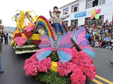 Las Flores Y Las Frutas Llenan De Vivos Colores El Carnaval En Ambato