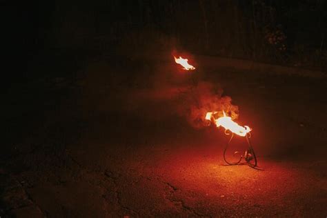 antorcha encendida con llamas increíble espectáculo de fuego por la noche en el festival o en la