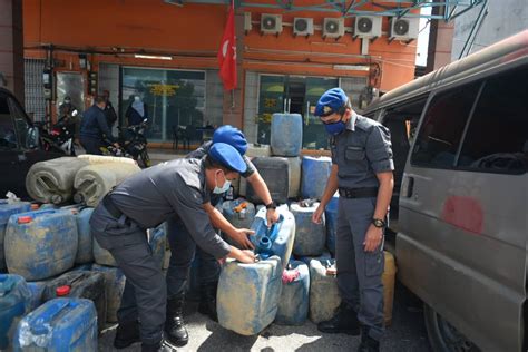 Serahan kes melibatkan rampasan keatas 18 tong minyak petrol yang dianggarkan berjumlah 380 liter, minyak masak paket kg berjumlah 68kg dan gula 238kg disyaki dengan niat melakukan. Tutup stesen minyak awal untuk kegiatan seludup petrol ...