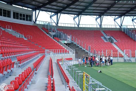 Initially the club was based roughly 1 km west, while this plot was occupied by. Stadion Miejski Widzewa Łódź - Stadiony.net