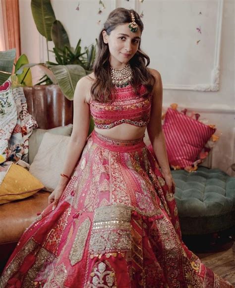 Ranbir Kapoor Alia Bhatt Wedding Alia Looks Resplendent In Manish Malhotra Embellished Fuschia