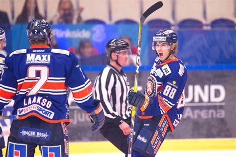Hockeylagets hemsida växjö lakers i online hockeyspel hockey arena. 2016-09-27: Smakprov från matchen Växjö Lakers HC ...