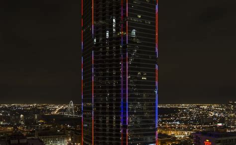 Dallas Tallest Skyscraper Lights Up Downtown Again Kera News