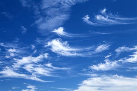 Find images of cirrus clouds. How to Predict the Weather by Types of Clouds | Reader's ...