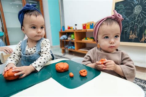 Niños Pequeños Jugando Con Plastilina De Colores Foto Premium