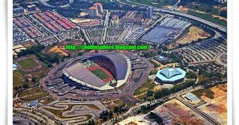 Terdapat lebih daripada 500 stadium bola sepak (kompleks utama/mini/sukan) dan padang di malaysia supaya senarai ini tidak menyeluruh. Stadium Bola Sepak Shah Alam - Author on d