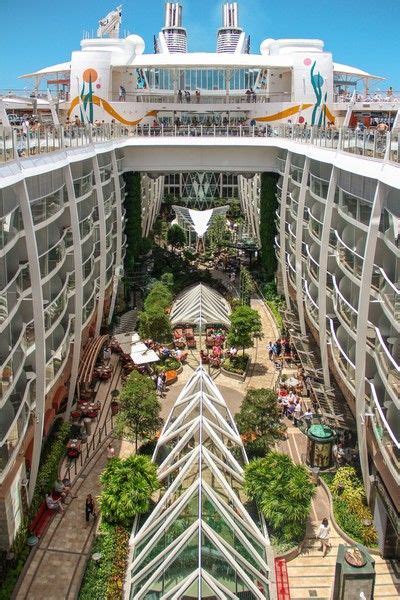 Voyager à bord de l'allure of the seas représente une découvrez le 150 central park, le boardwalk dog house, le boardwalk donuts, le. Central Park on the Allure of the Seas