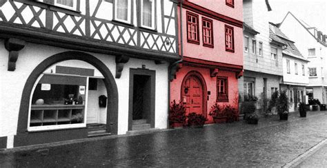 Aufgrund unzureichender beleuchtung im hauseingang stolpert der besuch ihres mieters über eine treppenstufe und bricht. Haus- und Grundbesitzer