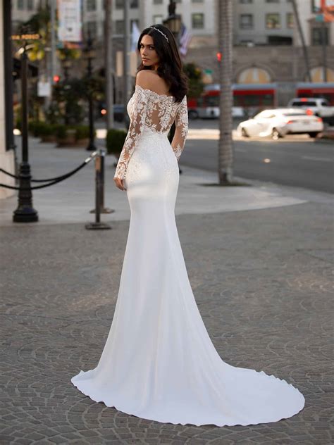 Lass dich verzaubern von rassigen pronovias brautkleidern aller stilrichtungen von internationalen. PRONOVIAS BRAUTKLEID WINTERS I CRUISE COLLECTION 2021