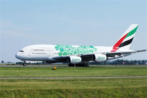 Emirates airline is suspending all passenger flights from march 25 for a renewable period of two weeks as the uae halts all inbound, outbound and transit passenger flights. Emirates Airlines A380 EXPO2020 Flugzeug rollt über den ...