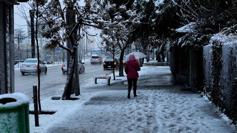 Reserva para esta noche, mañana o más adelante. Conoce la hora exacta en que comenzará a nevar en Santiago ...