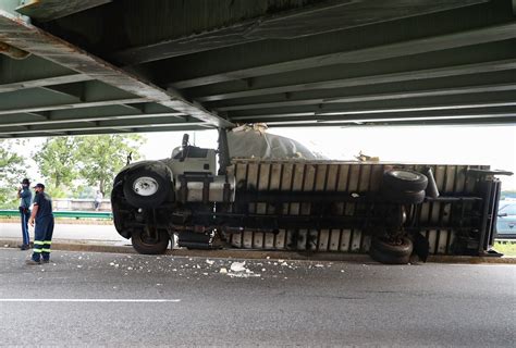 Storrowed: A Gallery of Stuck Trucks on Storrow Drive in Boston – NBC