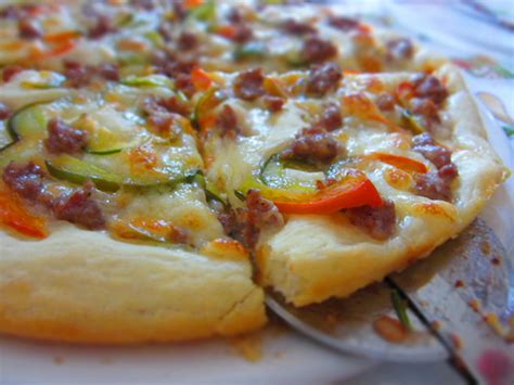 Nell'attesa lavate i peperoni e tagliate via la sommità. PIZZA z KIEŁBASĄ i PAPRYKĄ (PIZZA con la SALSICCIA e ...
