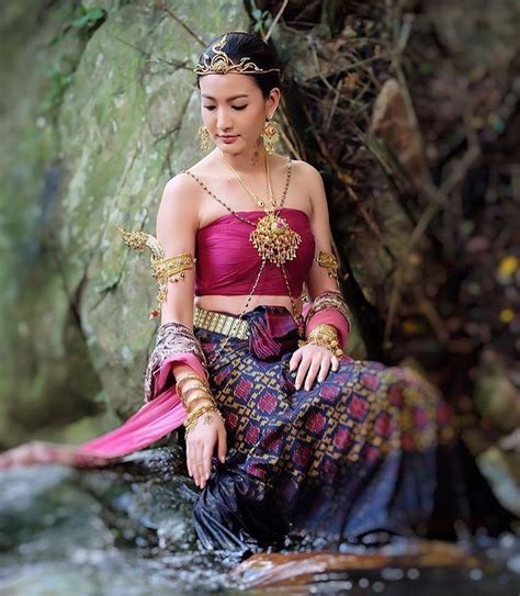 Pin By Dyang Widjaya On Dg Thai Wedding Dress Thai Traditional Dress Traditional Dresses