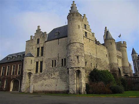 Het steen, het oudste gebouw van antwerpen, werd gebouwd tussen 1200 en 1225 en werd destijds antwerpse burcht genoemd. Het Steen, Antwerp, Belgium by teos