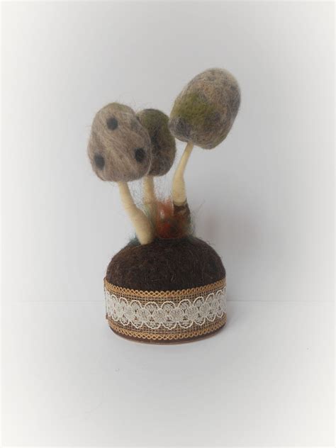Group Of Needle Felted Mushrooms On A Felted Base With Images Felt